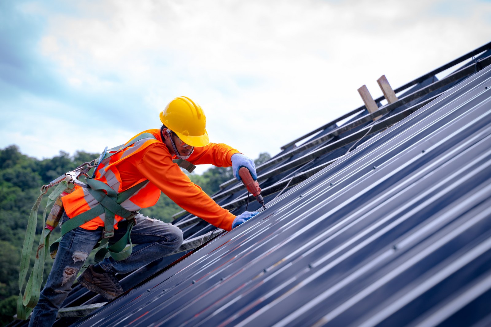 WHY DO YOU NEED TO HIRE A PROFESSIONAL ROOFER FOR YOUR ROOFING SYSTEM?